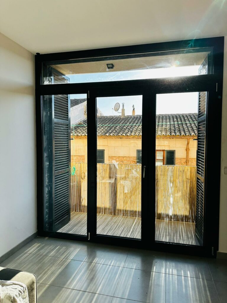 Ventanas y Puertas de Aluminio en Palma de Mallorca con AislaClima. Más de 15 años de experiencia.