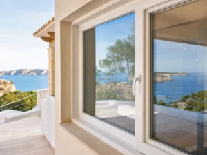 Ventanas para casas junto al mar — guía de AislaClima, Mallorca